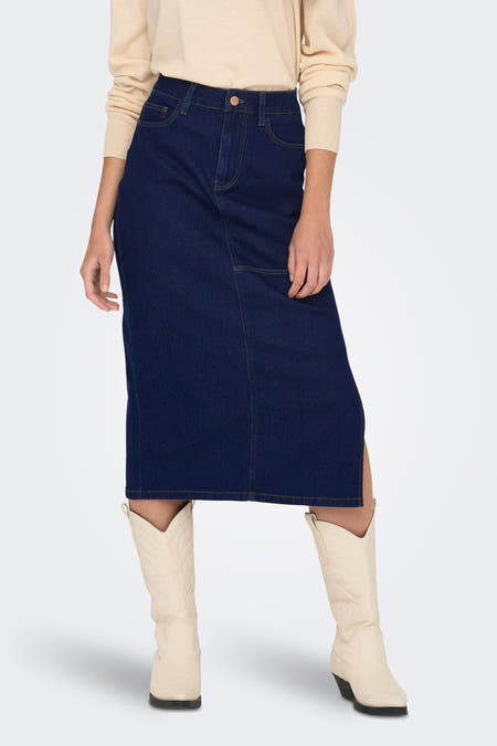 Jupe en denim de JDY, vue depuis l'arrière, avec des bottes beige longues et un pull beige.