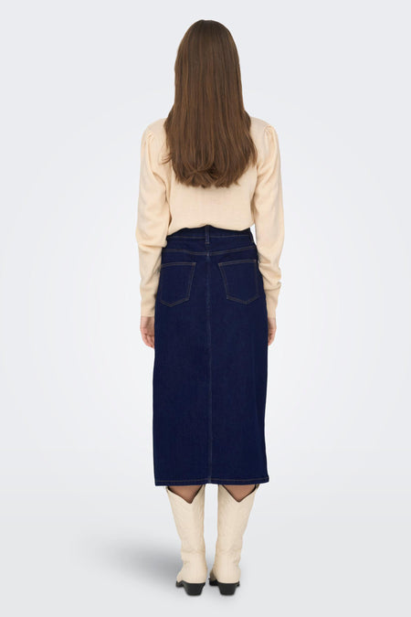 Denim rok van JDY, gezien vanaf de achterkant, met lange beige laarzen en een beige trui.