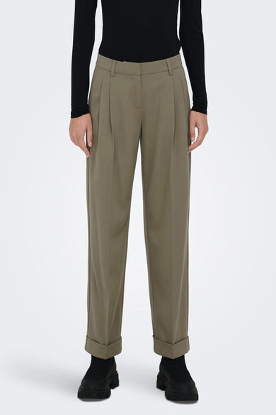 Pantalon gris de ONLY, avec des plis à l'avant et des poches froncées.