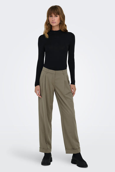 Grijze broek van ONLY, met plooien aan de voorkant en opgerolde pijpen.
