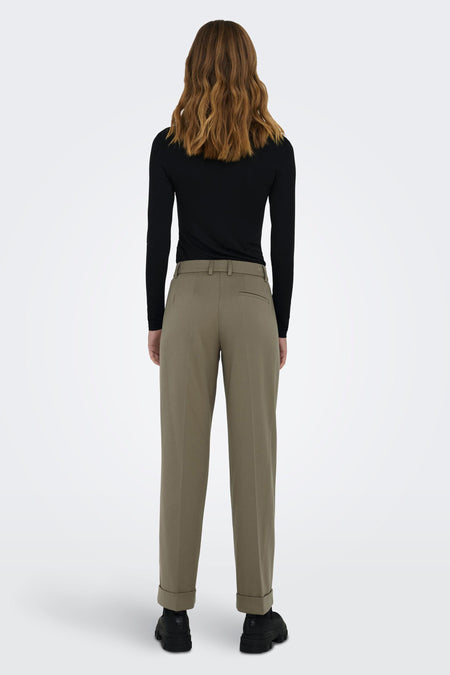 Pantalon gris de ONLY, vu de derrière, avec une longue veste noire et des chaussures noires.