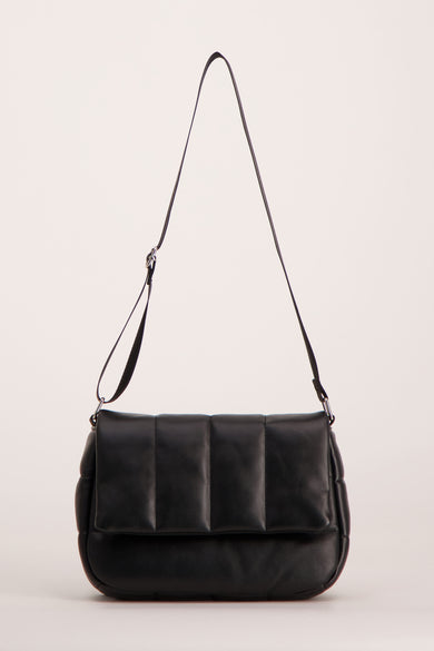 Sac bandoulière noir avec devant plissé de ONLY®, cuir lisse, longue bandoulière, vue de face