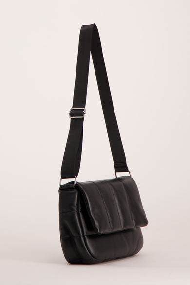 Sac bandoulière noir de ONLY® avec texture côtelée et bandoulière réglable, vue de face