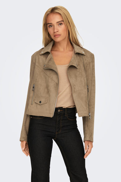 Manteau court beige d'ONLY, avec des fermetures éclair argentées et un jeans foncé.