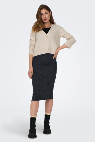 Jupe grise de JDY, avec une texture rayée et associée à un gilet beige et des bottes noires.