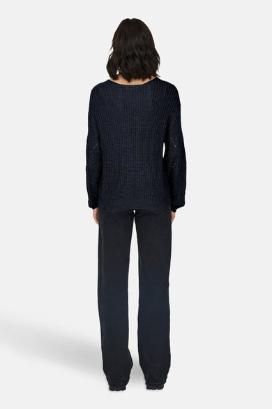 T-shirt à col V bleu de JDY, avec longues manches et coupe ample, vu de derrière.