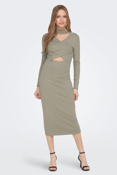 Robe longue gris clair d'ONLY, avec des manches longues et portée sur le dos avec des baskets noires.