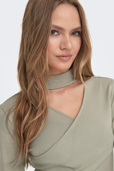 Longue robe grise ONLY, avec un détail de surpiqûre et une chaîne d'or.