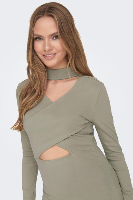 Gris, longue robe ONLY avec des manches longues et des détails cut-out autour de la taille, portée avec une fine chaîne d'or.