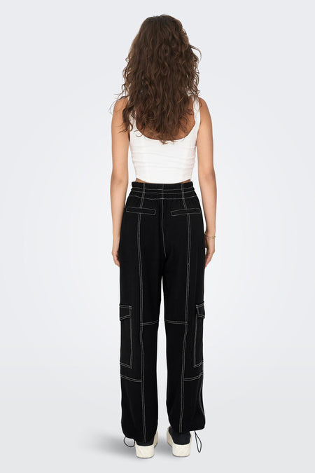 Pantalon cargo noir de ONLY, avec des coutures et des poches contrastantes, vu de derrière.