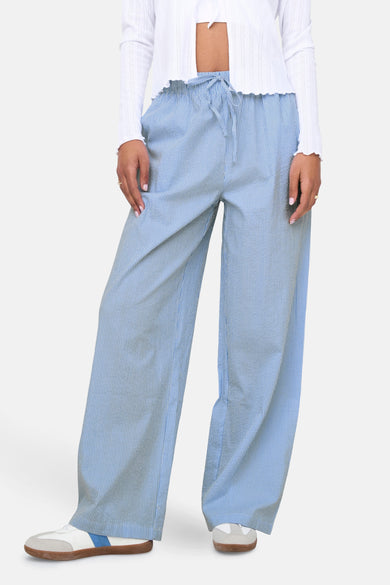 Pantalon rayé bleu d'ONLY, avec cordon de serrage à la taille et jambes larges.