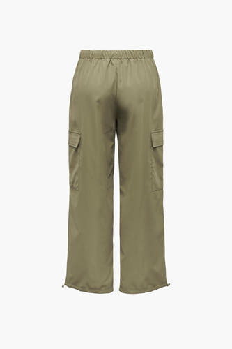 Pantalon de travail vert ONLY, avec ce taille élastique et des poches sur les jambes.