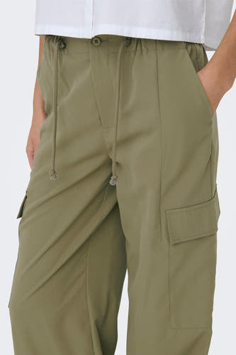 Pantalon de travail vert ONLY, avec cordon de serrage à la taille et poche brodée.