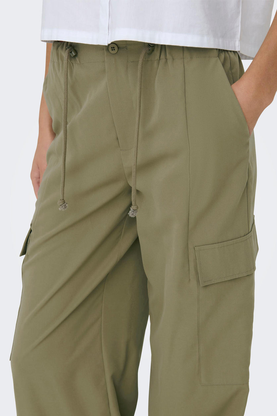 Pantalon de travail vert ONLY, avec cordon de serrage à la taille et poche brodée.