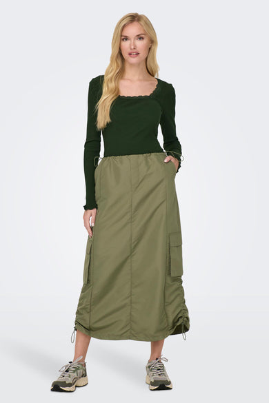 Long manteau brun d'ONLY, avec poches et cordons ajustables.
