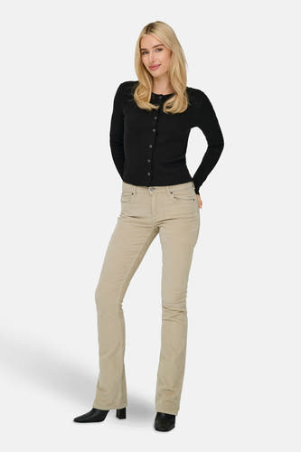 Pantalon beige de ONLY, associé à une veste noire et des chaussures à talons noires.