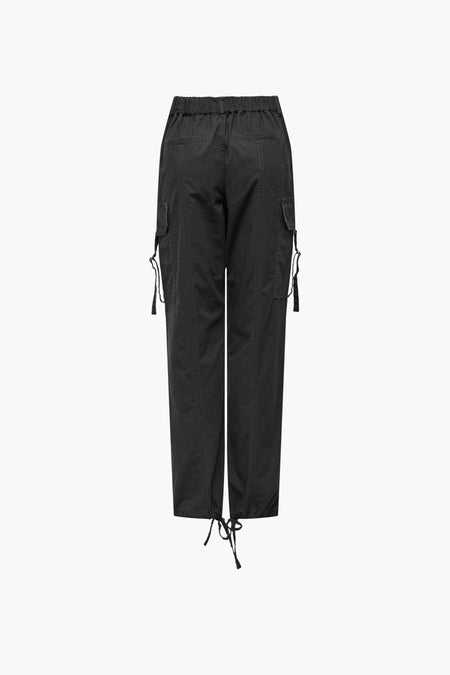 Pantalon de travail gris ONLY, avec poches et cordons à la base.