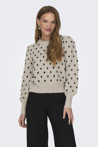 T-shirt écru de JDY, avec des taches noires, associé à un pantalon noir.