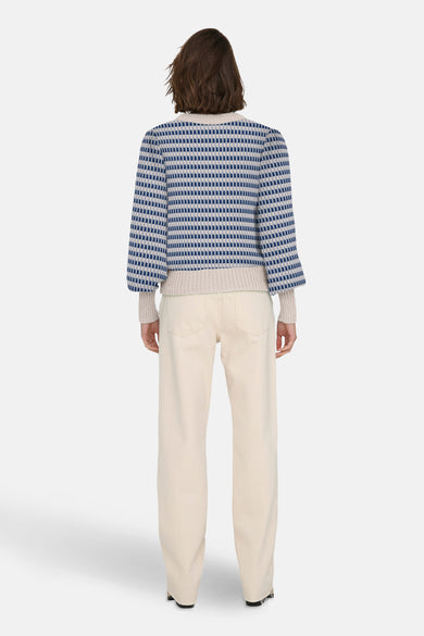 T-shirt bleu avec col rond de JDY, à un motif géométrique, associé à une pantalon beige.