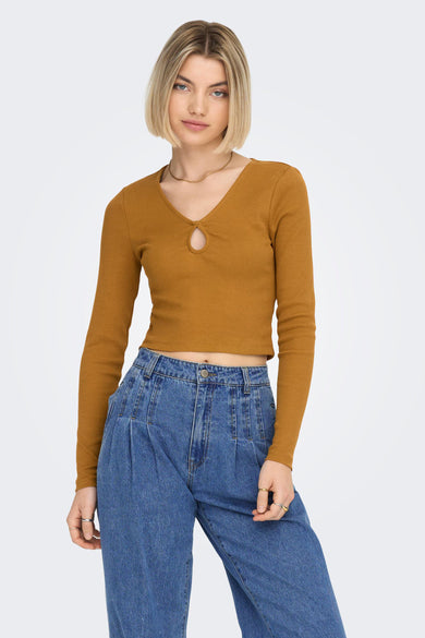 T-shirt marron à manches longues de ONLY, vu de derrière, avec des jeans bleus à larges poches.