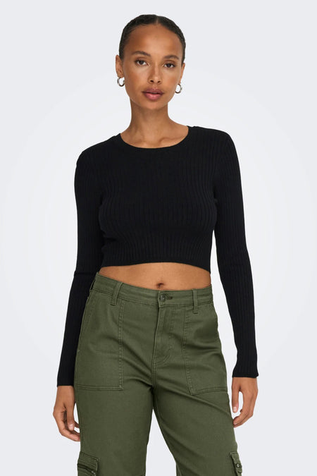 Pull noir avec col rond de ONLY, rayé et associé à un pantalon vert olive.