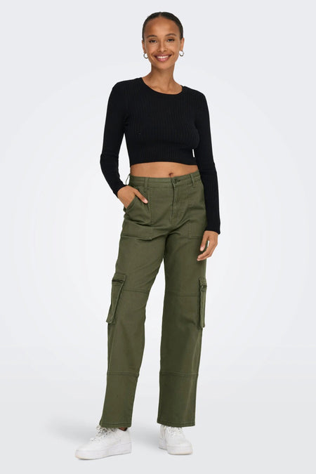 Pull noir avec col rond de ONLY, rayé et porté avec un pantalon cargo vert et des baskets blanches.