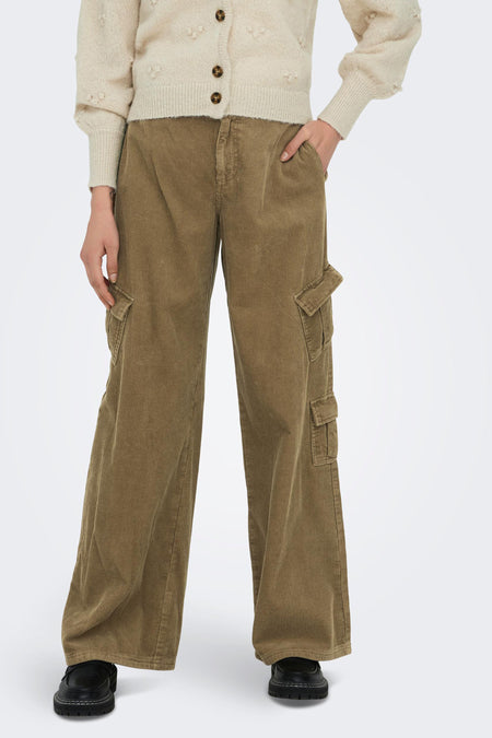 Pantalon beige de ONLY, avec une texture corduroy et des poches cargo.