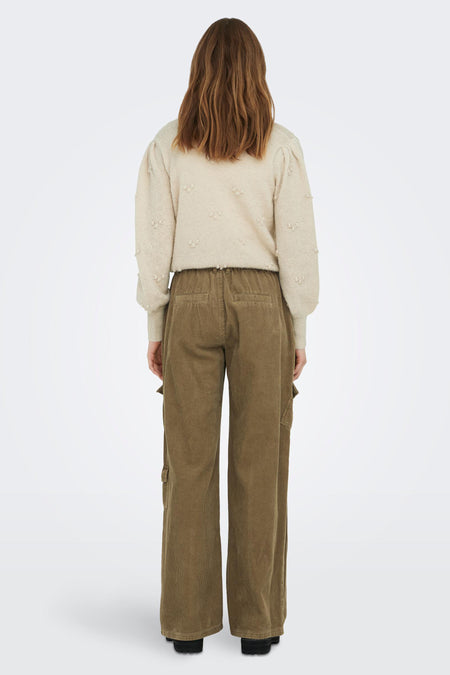 Pantalon beige de ONLY, avec des larges pinces et des poches cargo, sur un fond blanc.