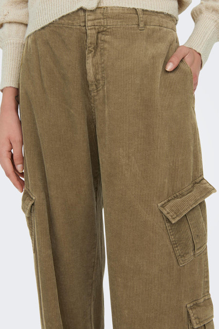 Pantalon beige de ONLY avec des jambes larges, des poches cargo et une texture corduroy rayée.