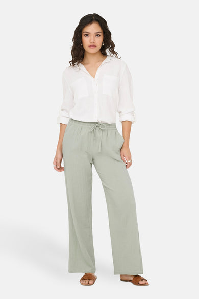 Pantalon vert de JDY, avec une coupe décontractée et une ceinture à la taille.