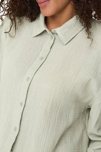 Chemise verte à manches courtes de JDY, avec une subtile texture et un col boutonné.