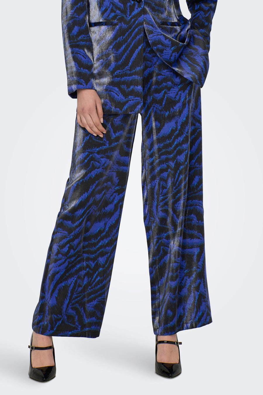 Pantalon de costume bleu ONLY, avec imprimé tigre noir et larges pinces, associé à des Mary Jane noires.