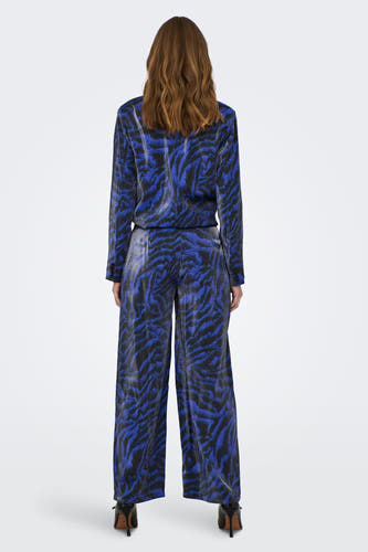 Pantalon de costume bleu ONLY, avec un motif zébré distinctif et des jambes largement tombantes, vu de derrière.