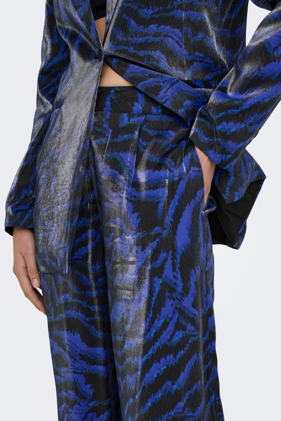 Pantalon de costume bleu ONLY® avec un motif imprimé tigre frappant et une texture brillante.