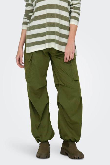 Pantalon cargo vert de ONLY, avec des jambes larges et des poches cargo.
