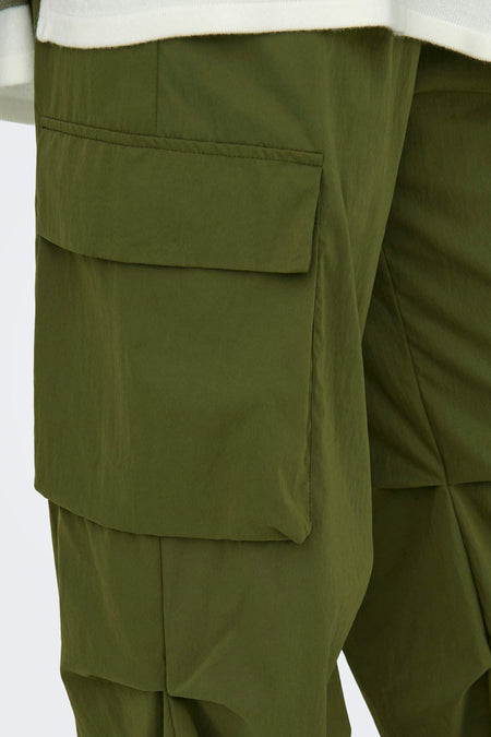 Pantalon de travail vert ONLY, avec des poches brodées et une coupe décontractée.