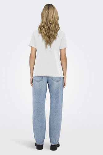 Ecru T-shirt met korte mouwen van ONLY, met een losse pasvorm en gedragen met blauwe jeans.
