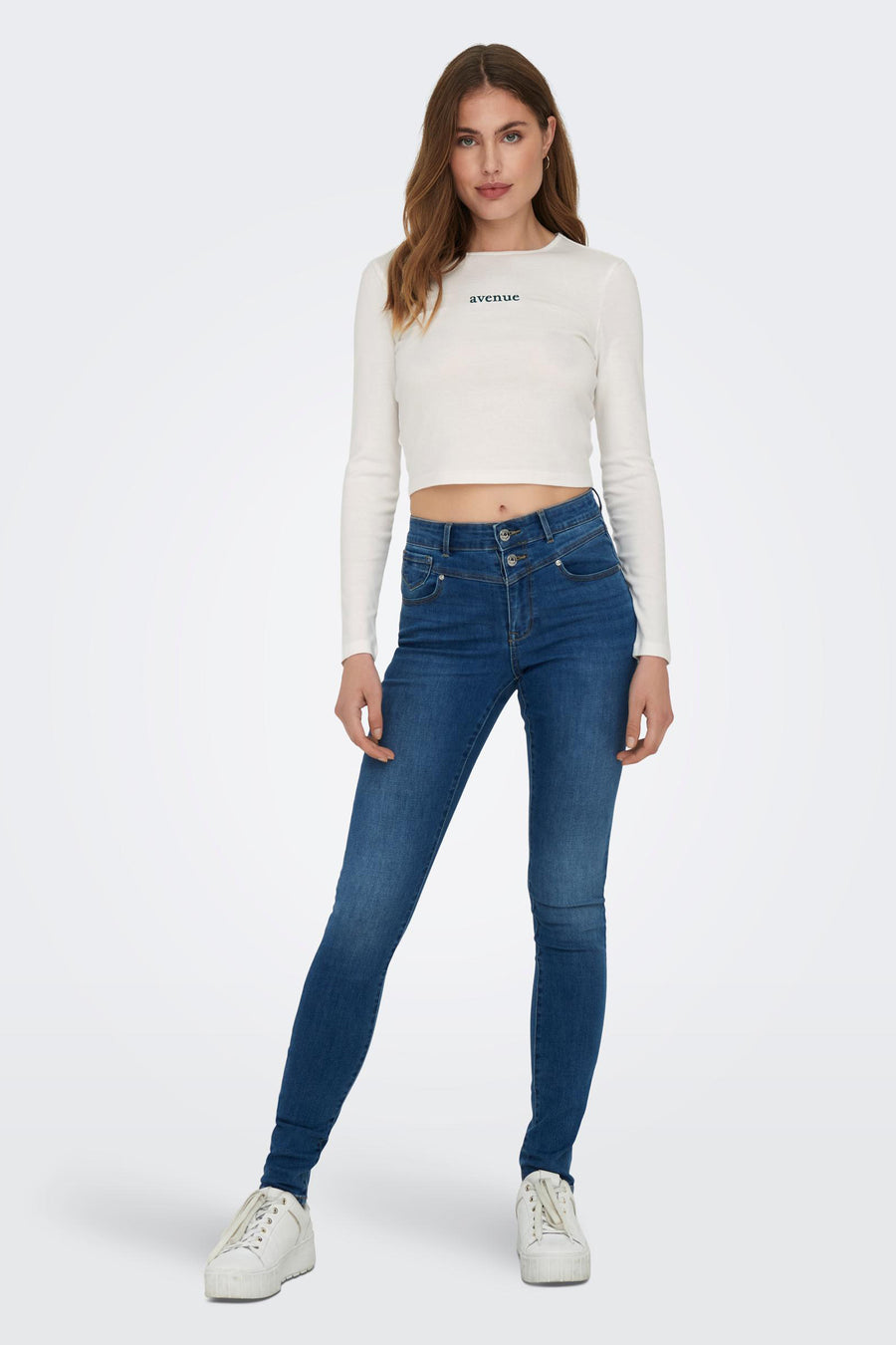 T-shirt blanc à manches longues de ONLY, avec un slogan et associé à une pantalon en cuir des des baskets.