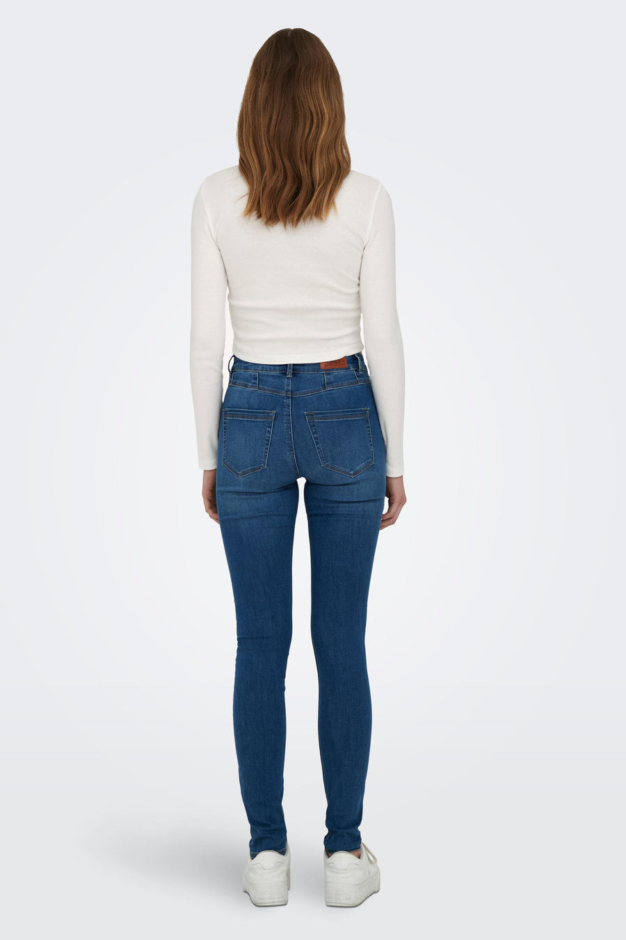 T-shirt blanc à manches longues d'ONLY, vu de dos avec un jean bleu.