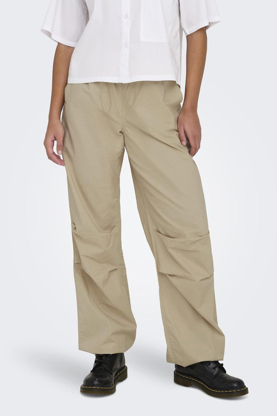Pantalon beige de ONLY, avec des jambes larges et des poches arrière.