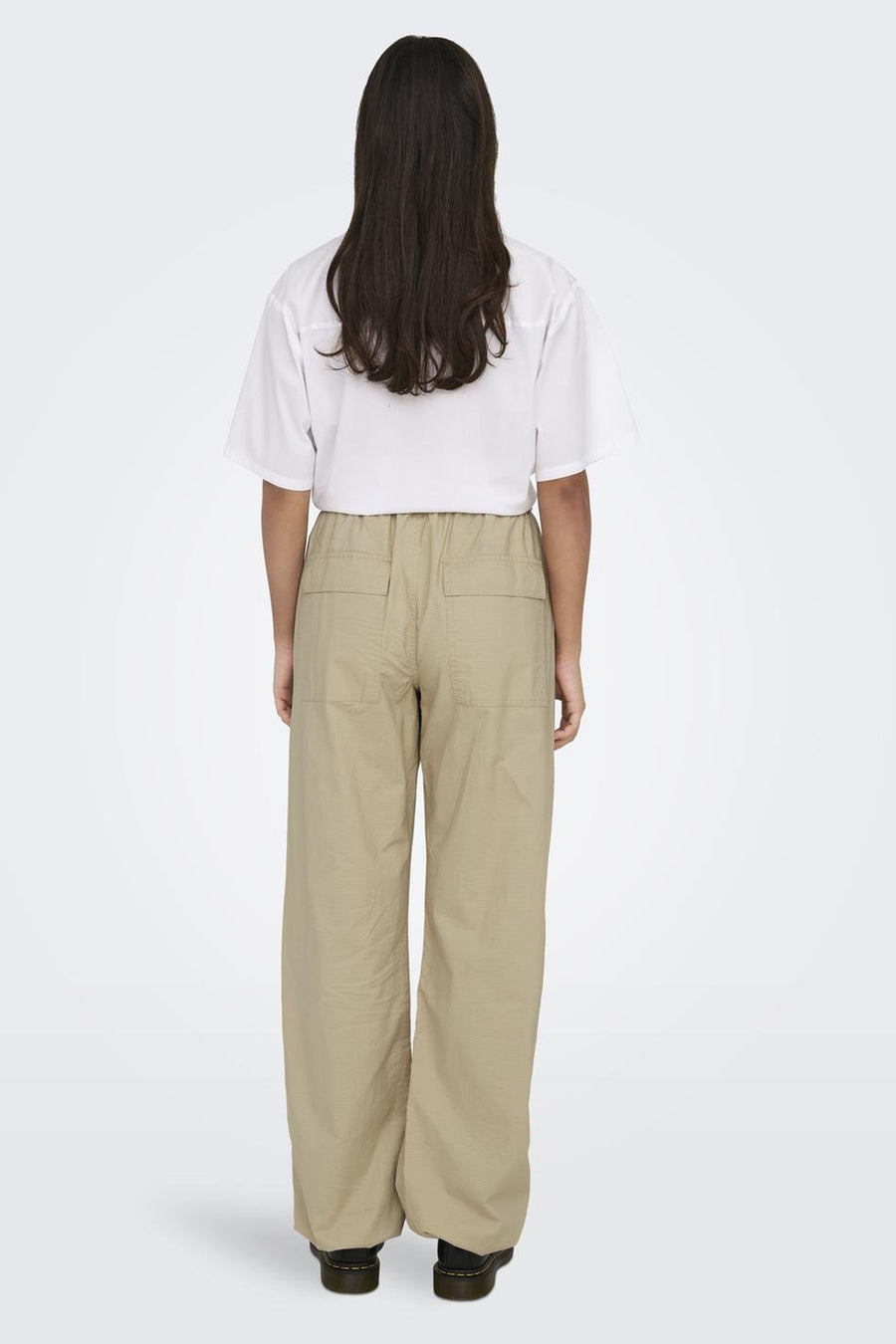 Beige broek van ONLY, met wijde pijpen en achterzakken.