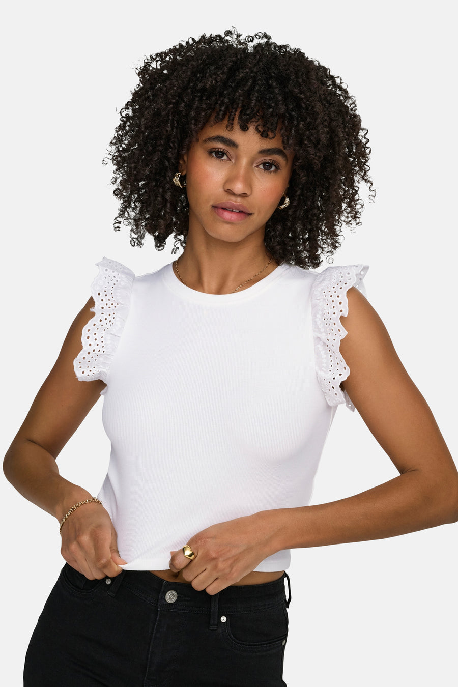 T-shirt à manches brodées plissées ONLY® porté par un mannequin.