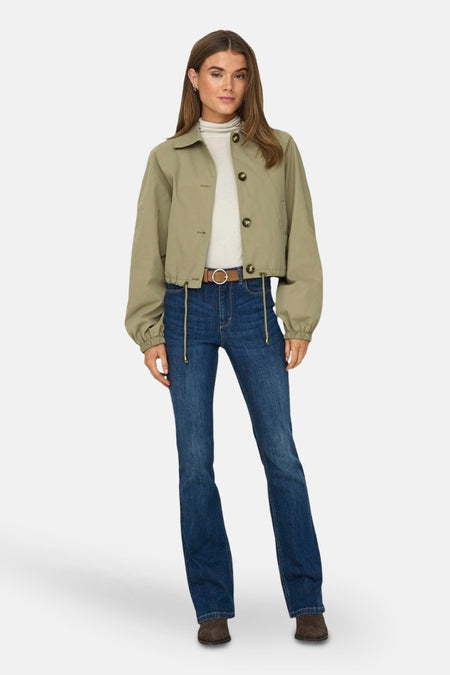 Manteau court vert d'ONLY, avec des manches longues, des boutons bruns et une ceinture brune.