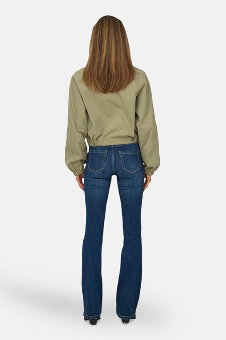 Manteau court vert de ONLY® vu vu l'rière avec des man long et et un élastique.