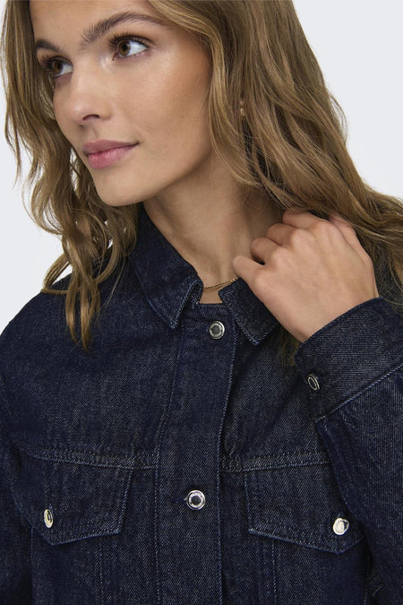 Donkerblauwe jeansjas van ONLY, met zilverkleurige knopen en borstzakken.