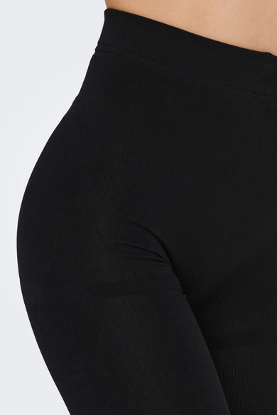 Legging noire d'ONLY, gros plan, avec une coupe ajustée et une subtile structure en côtes.