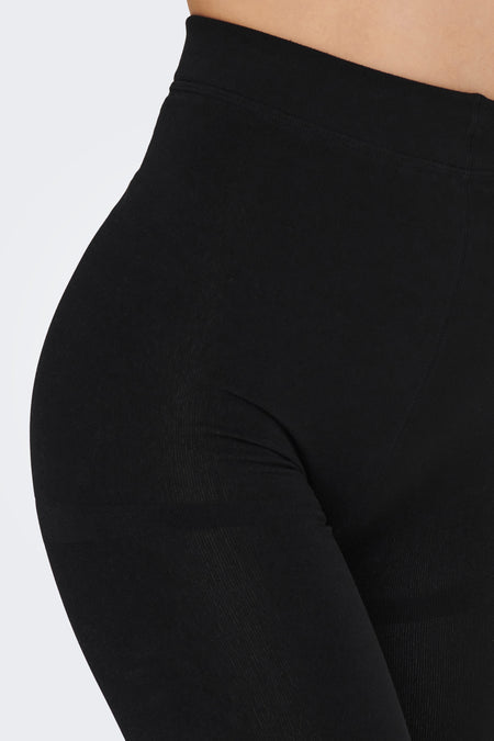 Legging noire d'ONLY, gros plan, avec une coupe ajustée et une subtile structure en côtes.