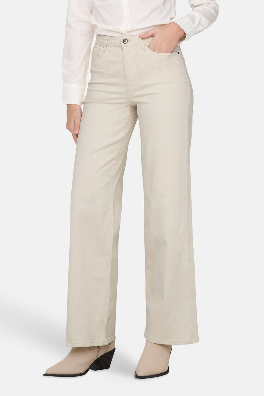Jeans large en off-white denim de ONLY, combinées avec une chemise blanche et des bottes beiges.