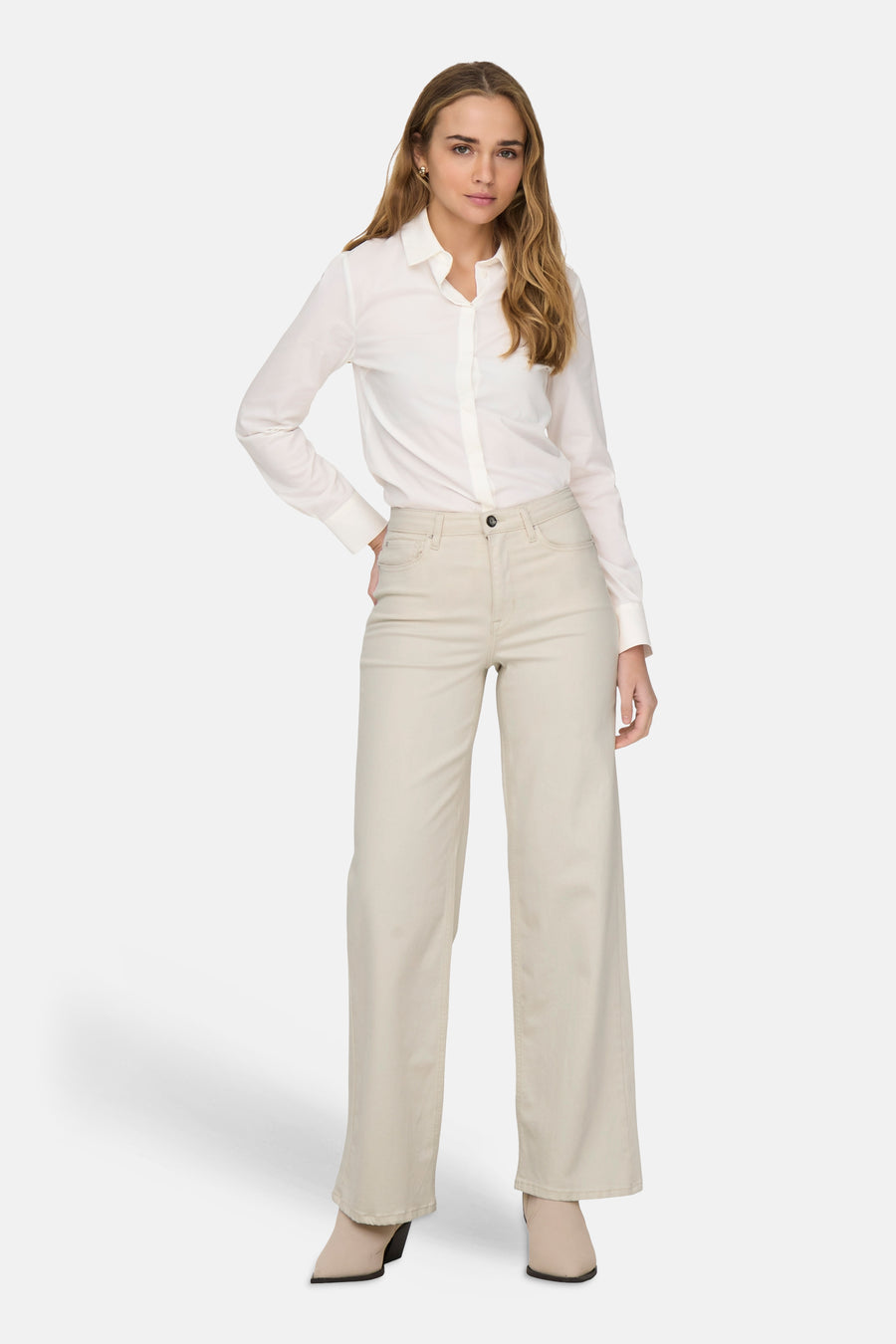 Jean ample blanc cassé en denim de ONLY, avec jambes longues et taille classique.