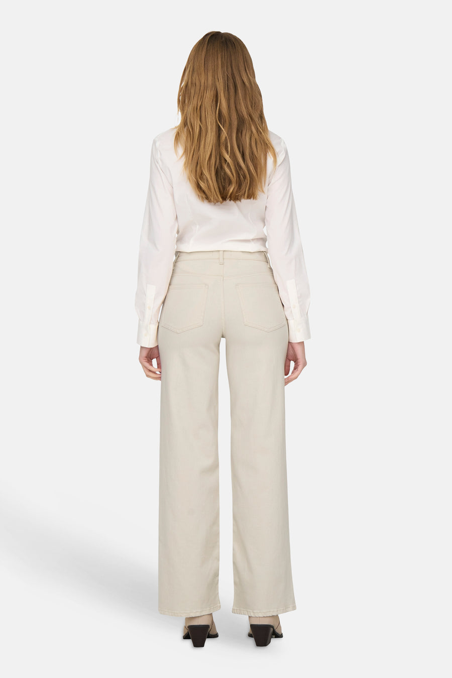 Jean large en denim off-white de ONLY®, vu de dos, avec un motif uni, combiné avec une chemise blanche.
